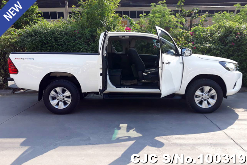 Toyota Hilux in White for Sale Image 6